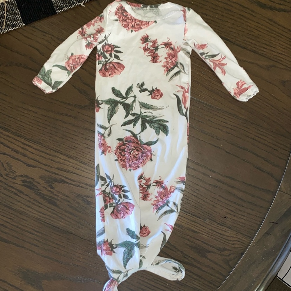 Knotted newborn gown with hat